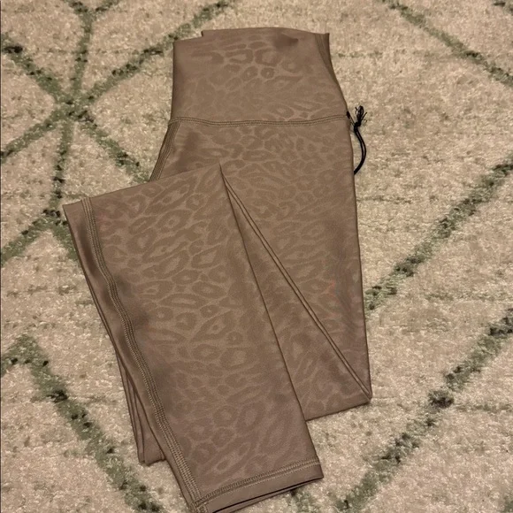 NWT - Alo Yoga Airlift Set ( Intrigue bra/ Leggings )in Leopard gravel XS/S